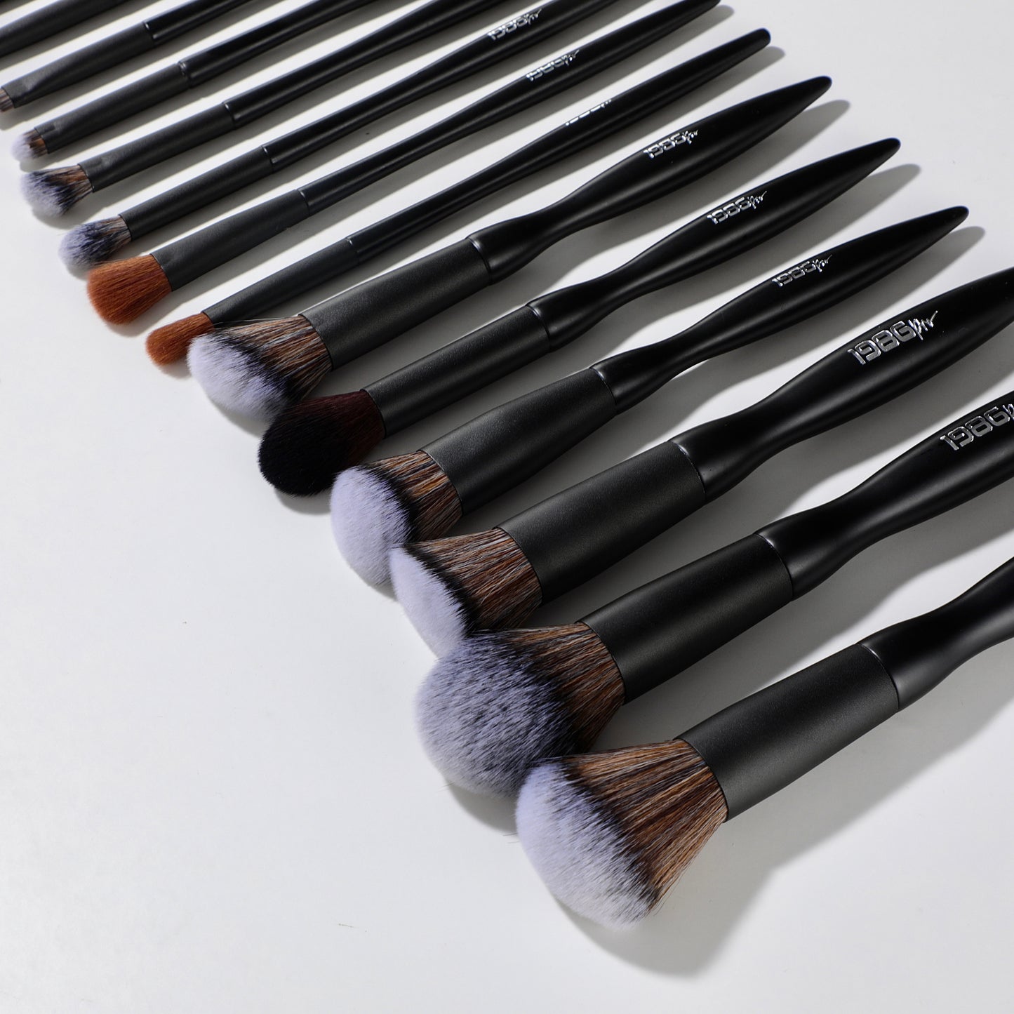 BLACK LUXE FACE & EYES 1986 PRO TOOLS - 16 Piece Brush Set
